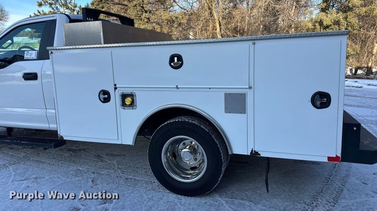 image for item DW4416 2019 Ford F350 Super Duty utility bed pickup truck