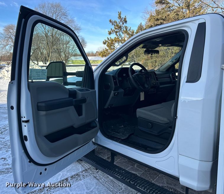 image for item DW4416 2019 Ford F350 Super Duty utility bed pickup truck