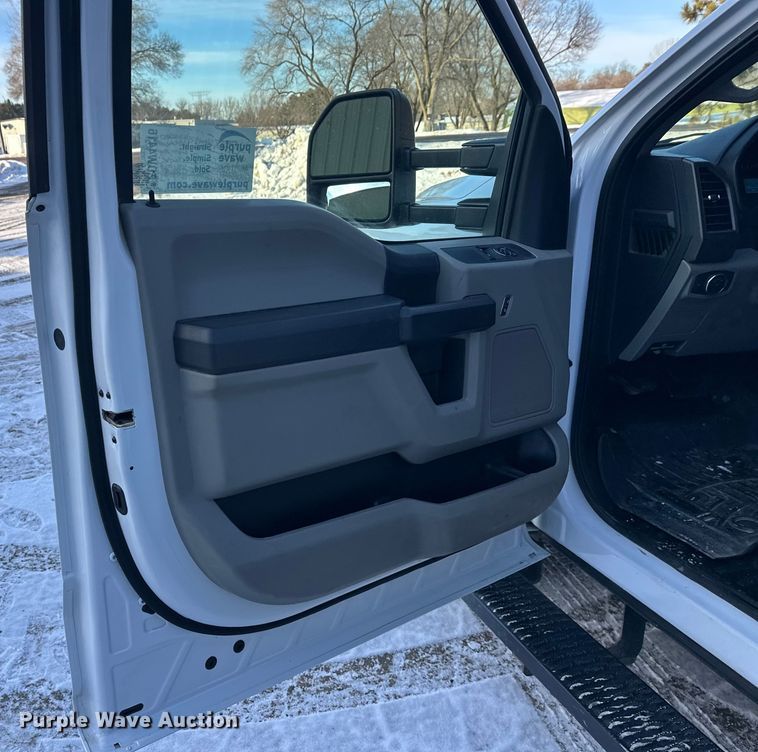 image for item DW4416 2019 Ford F350 Super Duty utility bed pickup truck