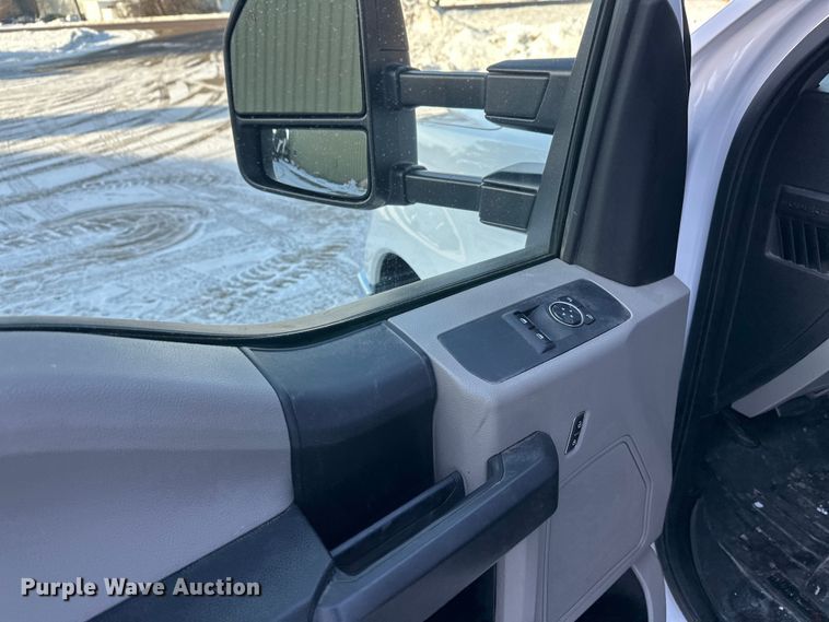 image for item DW4416 2019 Ford F350 Super Duty utility bed pickup truck