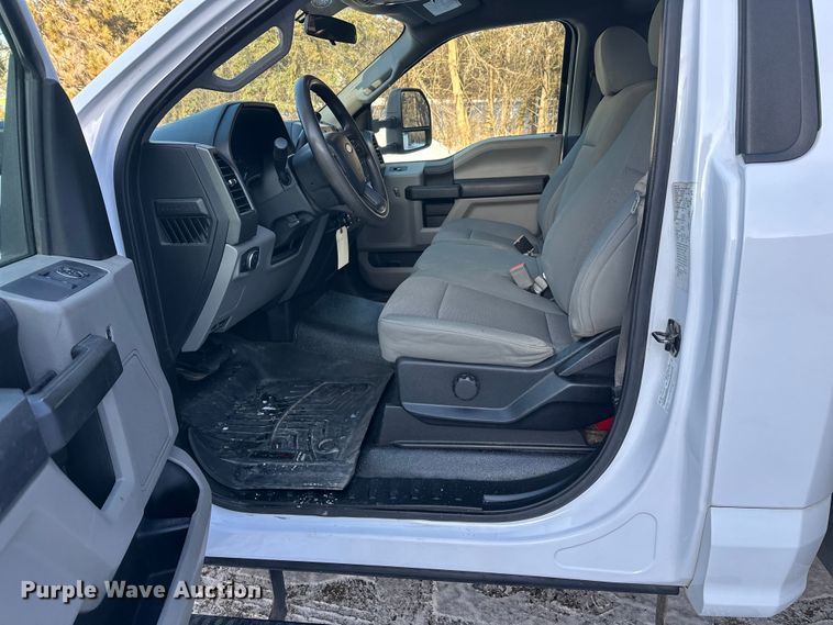 image for item DW4416 2019 Ford F350 Super Duty utility bed pickup truck