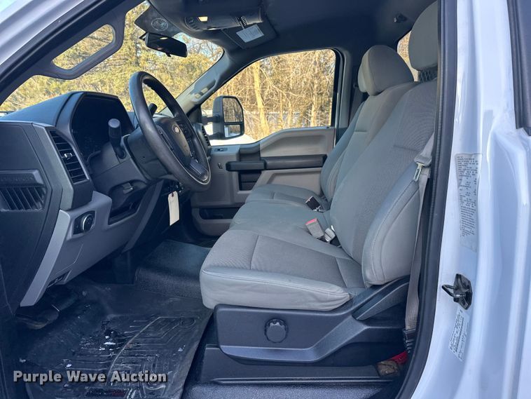 image for item DW4416 2019 Ford F350 Super Duty utility bed pickup truck