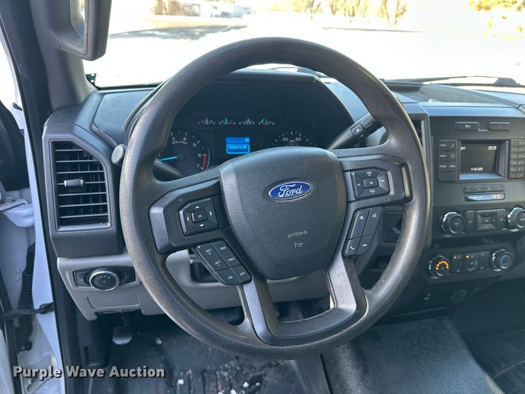 image for item DW4416 2019 Ford F350 Super Duty utility bed pickup truck