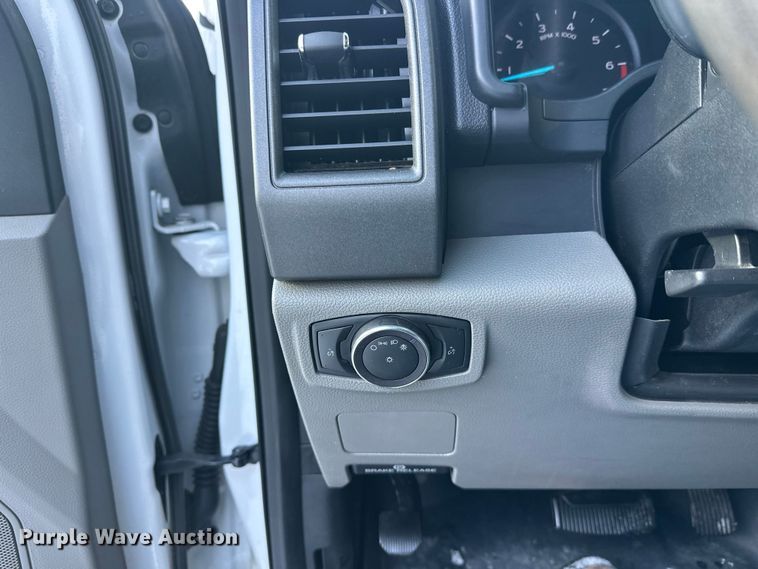 image for item DW4416 2019 Ford F350 Super Duty utility bed pickup truck