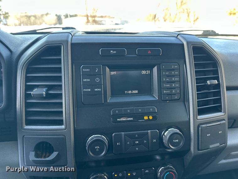 image for item DW4416 2019 Ford F350 Super Duty utility bed pickup truck