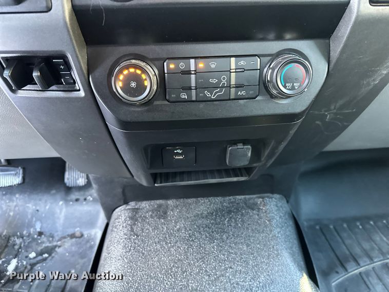 image for item DW4416 2019 Ford F350 Super Duty utility bed pickup truck