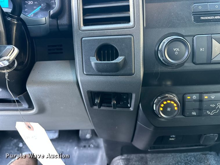 image for item DW4416 2019 Ford F350 Super Duty utility bed pickup truck