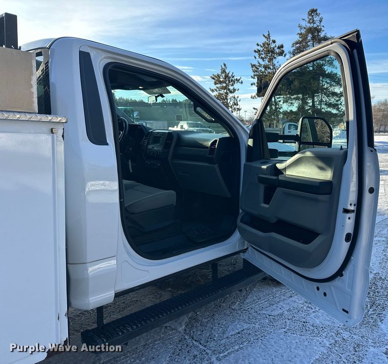 image for item DW4416 2019 Ford F350 Super Duty utility bed pickup truck