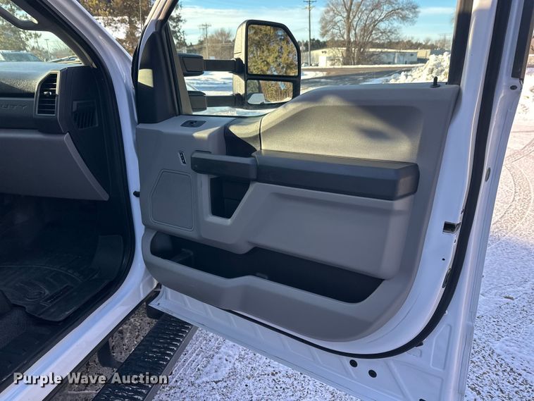 image for item DW4416 2019 Ford F350 Super Duty utility bed pickup truck