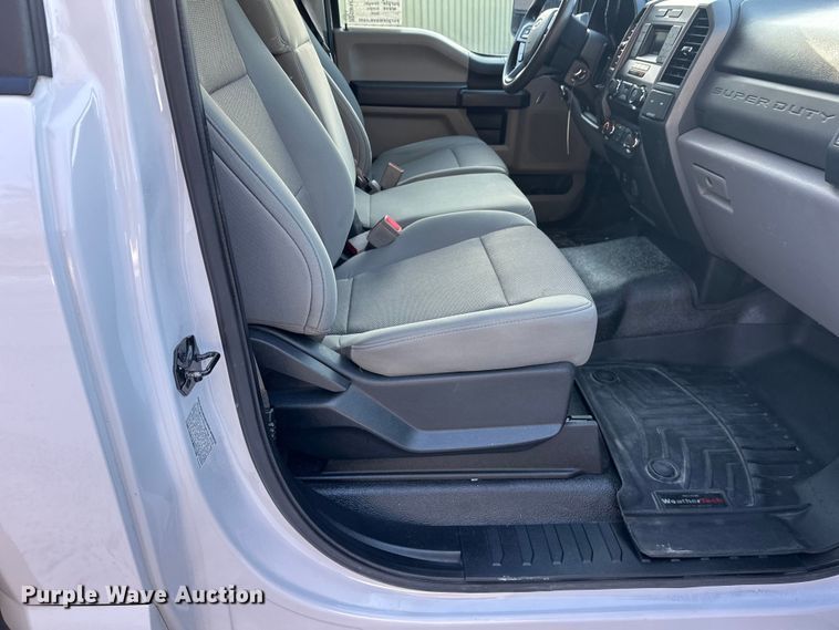 image for item DW4416 2019 Ford F350 Super Duty utility bed pickup truck