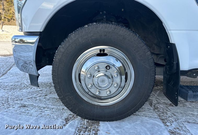 image for item DW4416 2019 Ford F350 Super Duty utility bed pickup truck