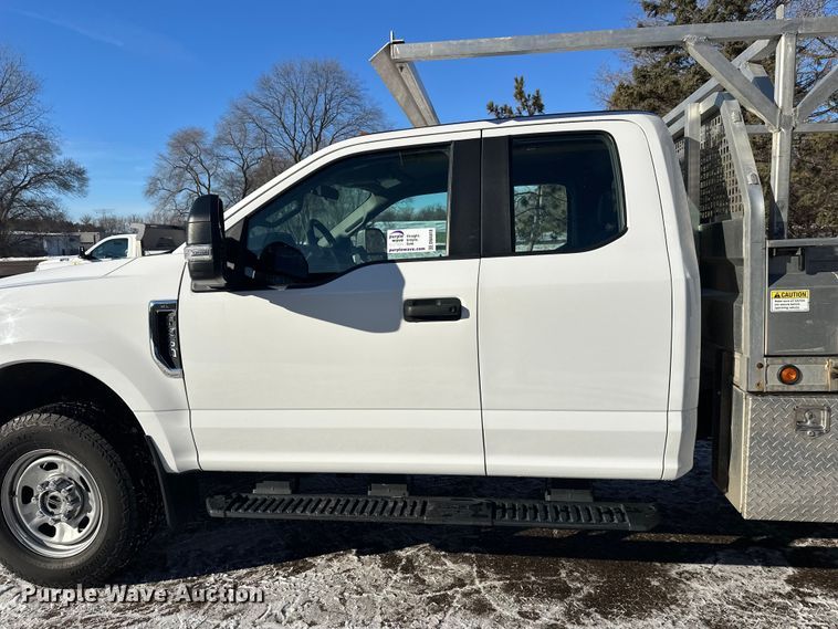 image for item DW4418 2018 Ford F350 Super Duty Ext. Cab flatbed pickup truck