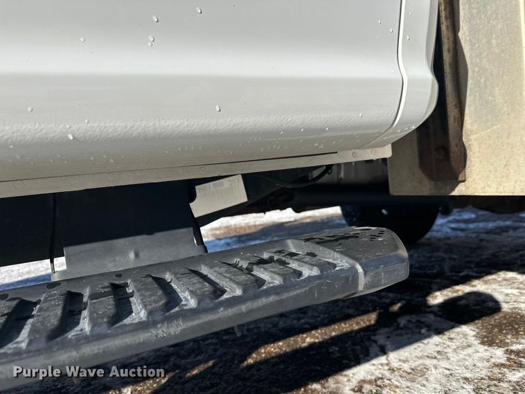 image for item DW4418 2018 Ford F350 Super Duty Ext. Cab flatbed pickup truck