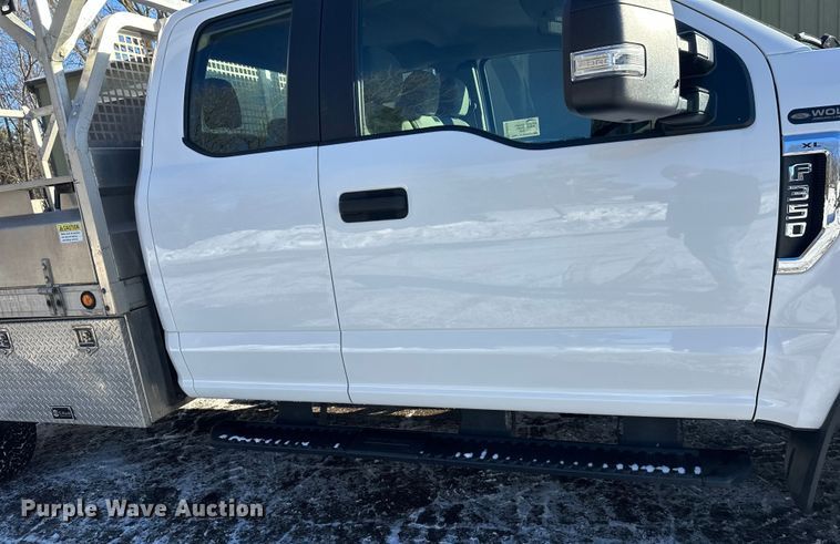 image for item DW4418 2018 Ford F350 Super Duty Ext. Cab flatbed pickup truck