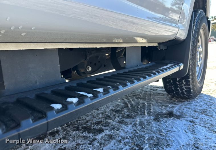 image for item DW4418 2018 Ford F350 Super Duty Ext. Cab flatbed pickup truck