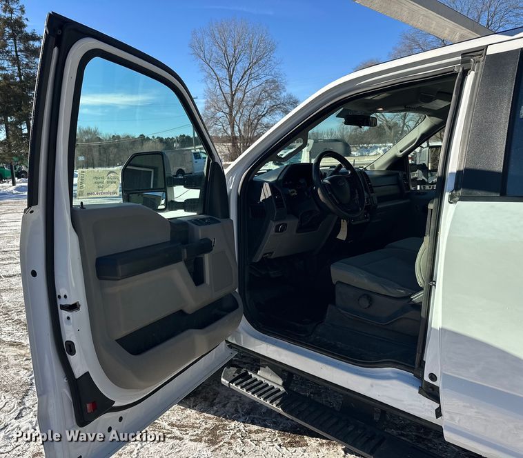 image for item DW4418 2018 Ford F350 Super Duty Ext. Cab flatbed pickup truck