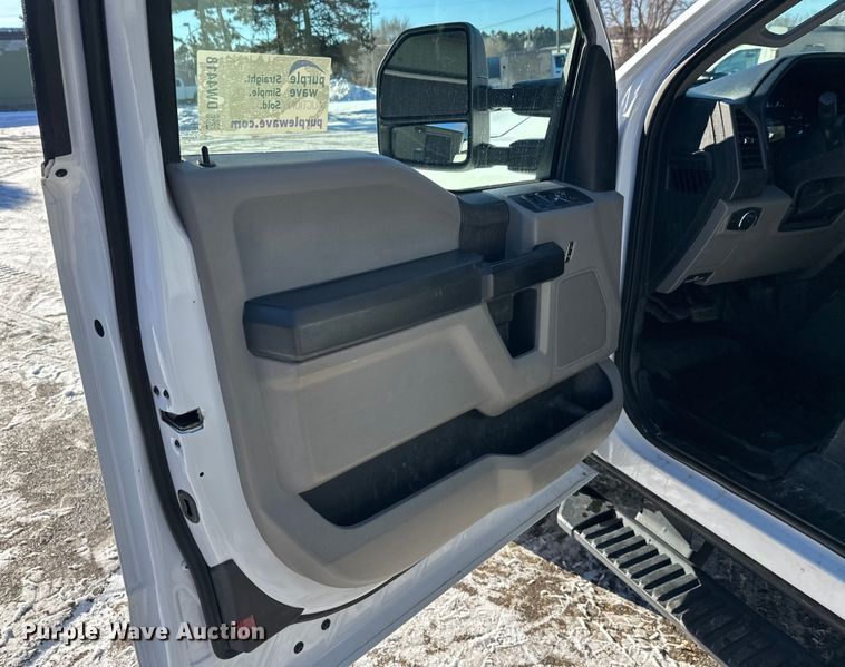 image for item DW4418 2018 Ford F350 Super Duty Ext. Cab flatbed pickup truck