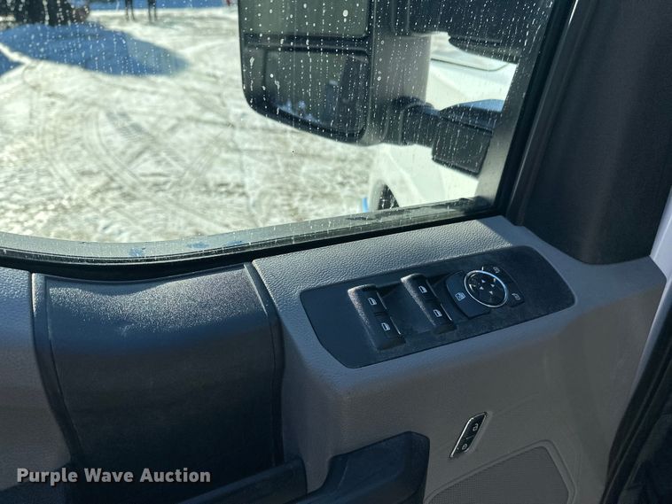 image for item DW4418 2018 Ford F350 Super Duty Ext. Cab flatbed pickup truck