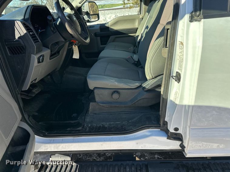 image for item DW4418 2018 Ford F350 Super Duty Ext. Cab flatbed pickup truck