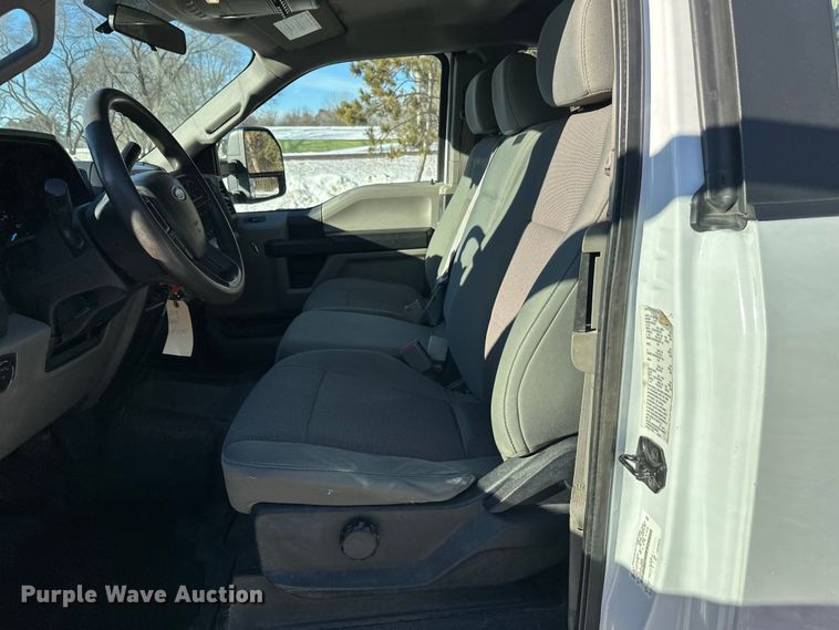 image for item DW4418 2018 Ford F350 Super Duty Ext. Cab flatbed pickup truck