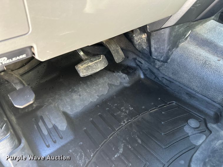 image for item DW4418 2018 Ford F350 Super Duty Ext. Cab flatbed pickup truck