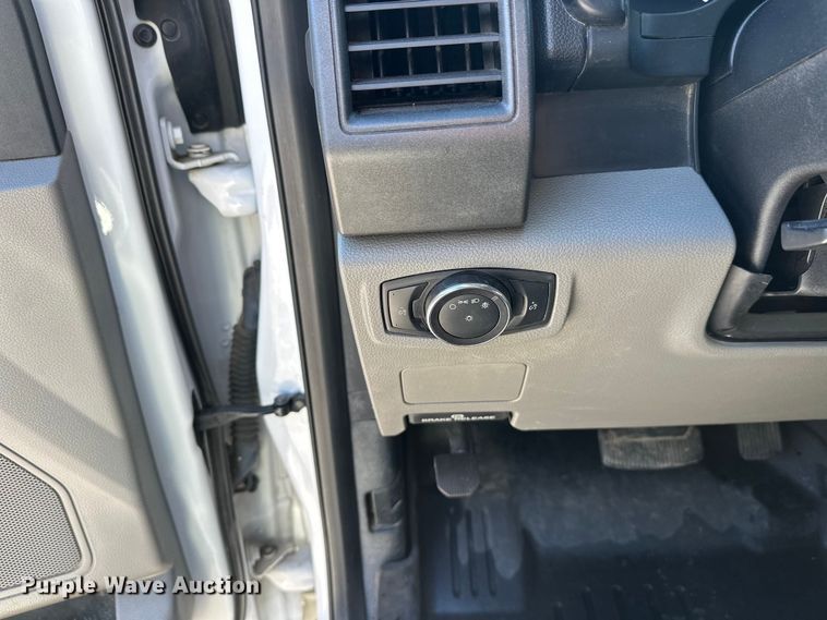 image for item DW4418 2018 Ford F350 Super Duty Ext. Cab flatbed pickup truck