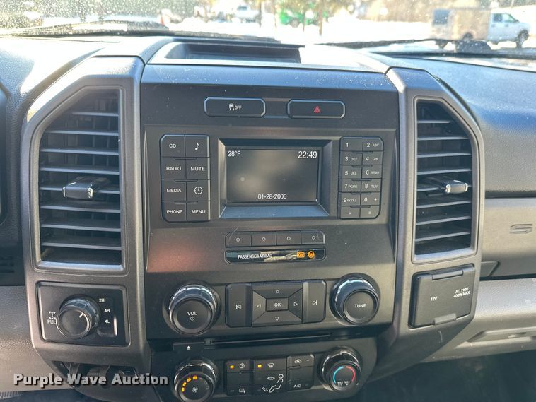 image for item DW4418 2018 Ford F350 Super Duty Ext. Cab flatbed pickup truck