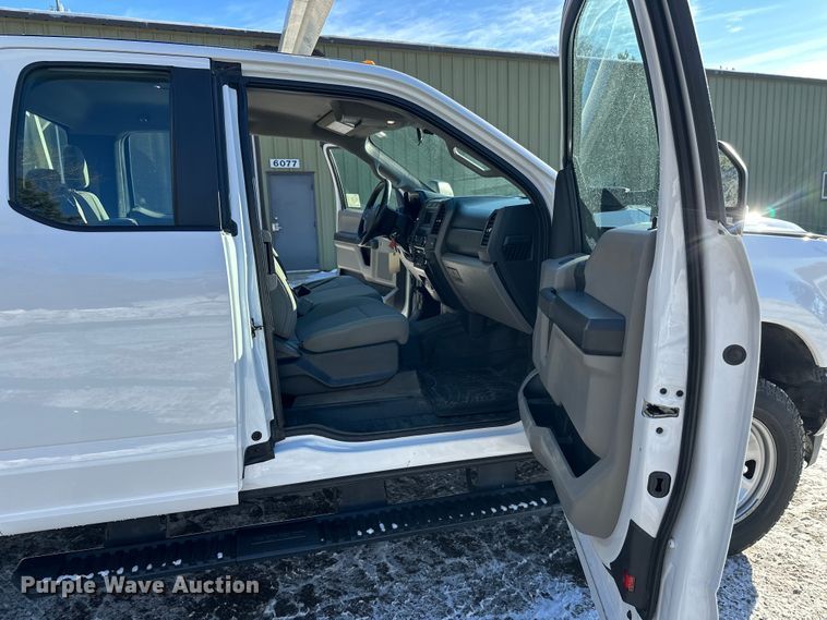 image for item DW4418 2018 Ford F350 Super Duty Ext. Cab flatbed pickup truck