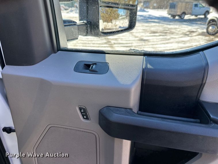 image for item DW4418 2018 Ford F350 Super Duty Ext. Cab flatbed pickup truck