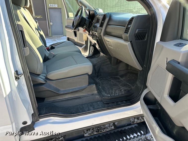 image for item DW4418 2018 Ford F350 Super Duty Ext. Cab flatbed pickup truck