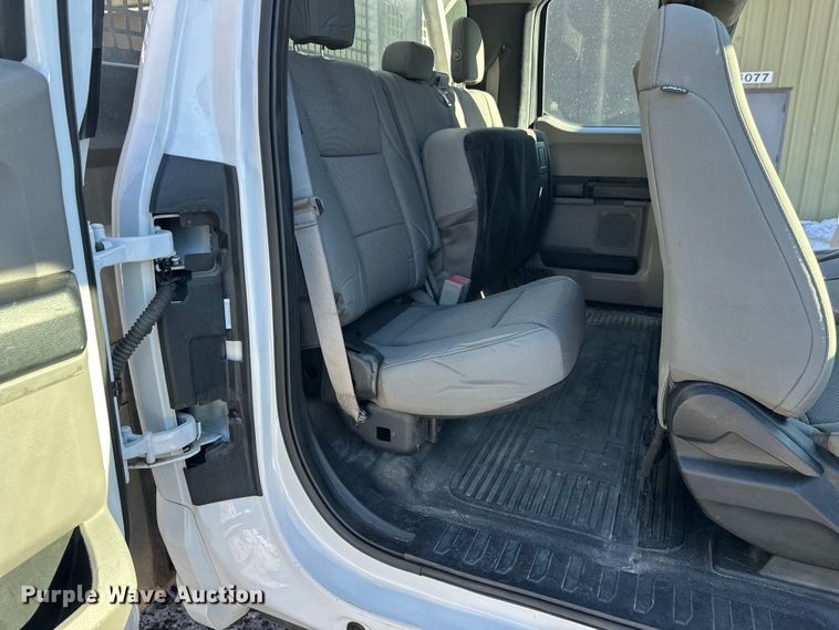 image for item DW4418 2018 Ford F350 Super Duty Ext. Cab flatbed pickup truck