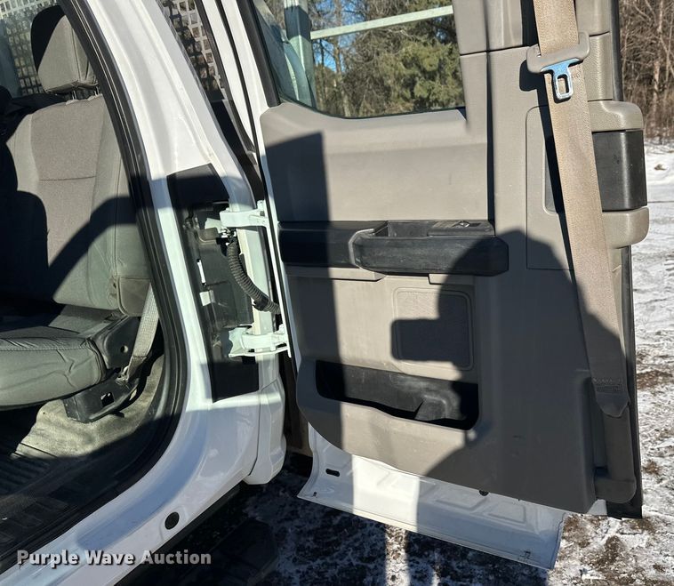 image for item DW4418 2018 Ford F350 Super Duty Ext. Cab flatbed pickup truck