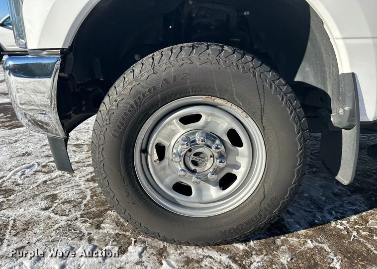 image for item DW4418 2018 Ford F350 Super Duty Ext. Cab flatbed pickup truck