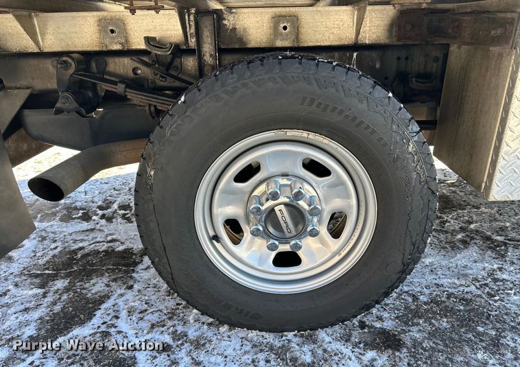 image for item DW4418 2018 Ford F350 Super Duty Ext. Cab flatbed pickup truck