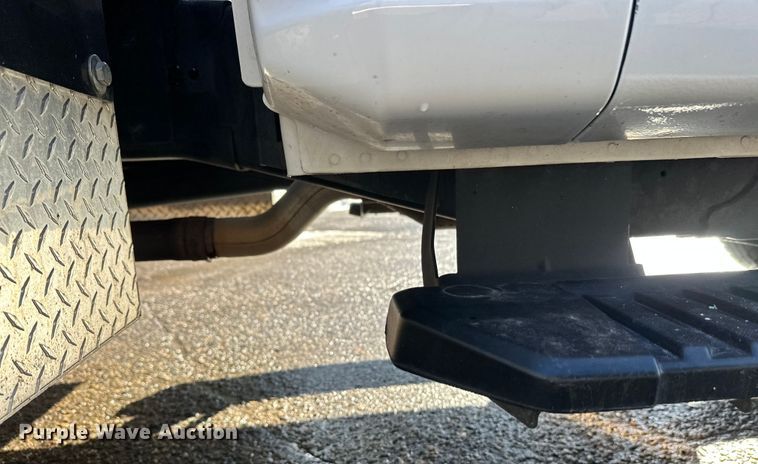 image for item DW4424 2023 Ford F600 flatbed truck