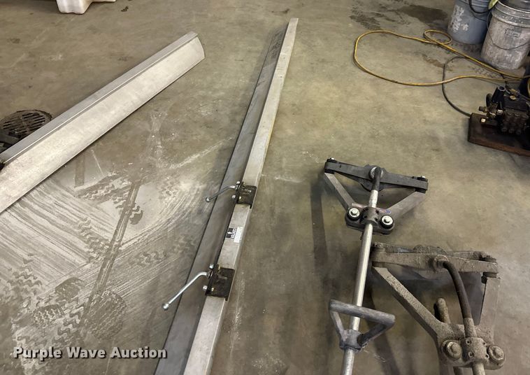 image for item DW4460 Vibra strike Power screed power screed