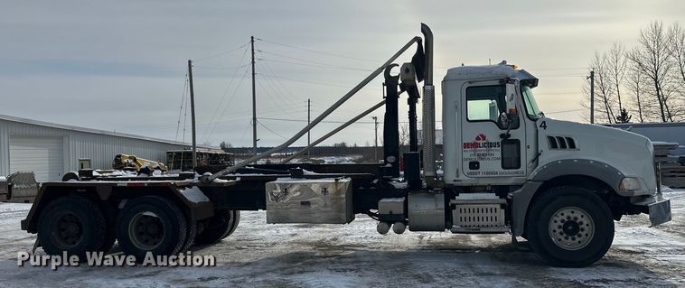 image for item DW4498 2013 Mack GU813 hook lift truck