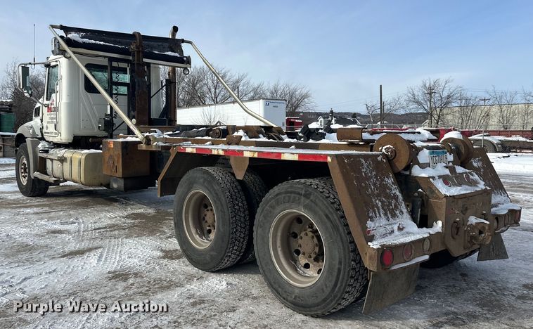 image for item DW4498 2013 Mack GU813 hook lift truck