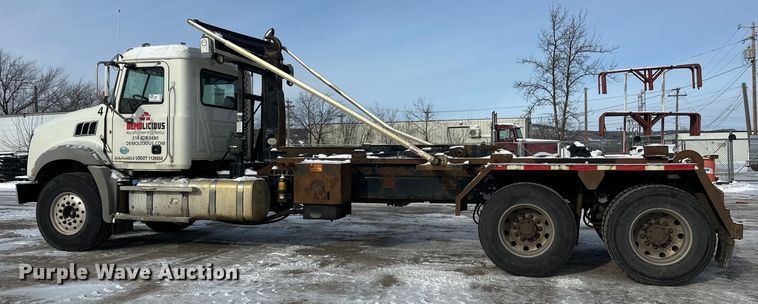 image for item DW4498 2013 Mack GU813 hook lift truck