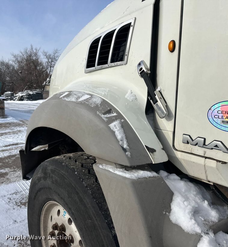 image for item DW4498 2013 Mack GU813 hook lift truck