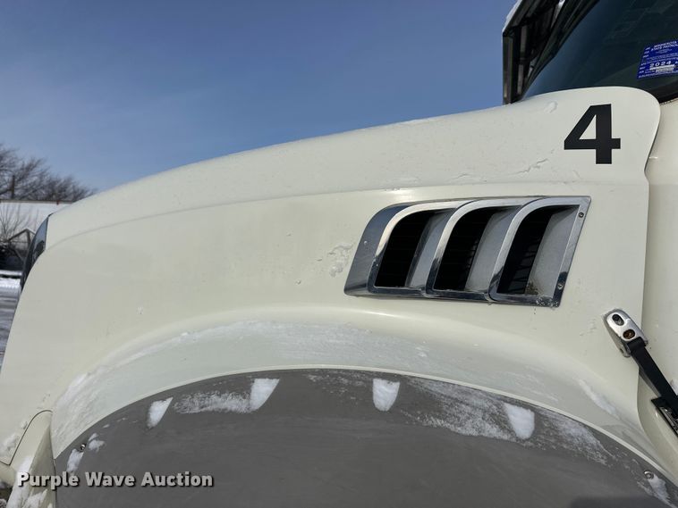 image for item DW4498 2013 Mack GU813 hook lift truck