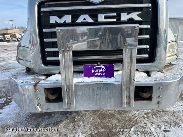 image for item DW4498 2013 Mack GU813 hook lift truck