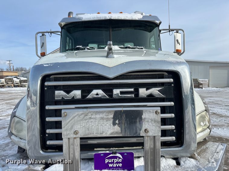 image for item DW4498 2013 Mack GU813 hook lift truck