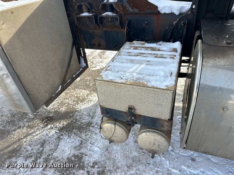 image for item DW4498 2013 Mack GU813 hook lift truck