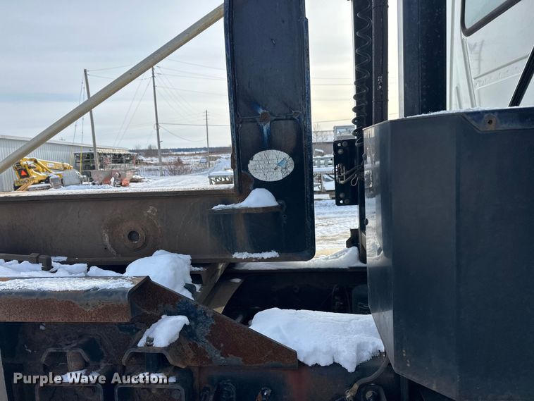 image for item DW4498 2013 Mack GU813 hook lift truck