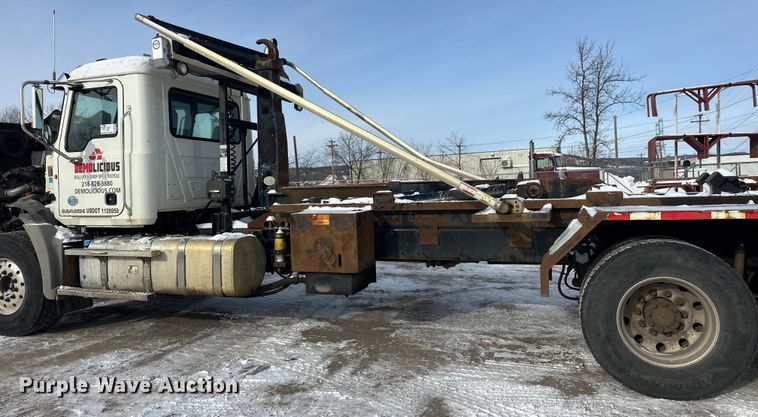 image for item DW4498 2013 Mack GU813 hook lift truck