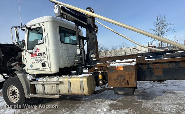 image for item DW4498 2013 Mack GU813 hook lift truck