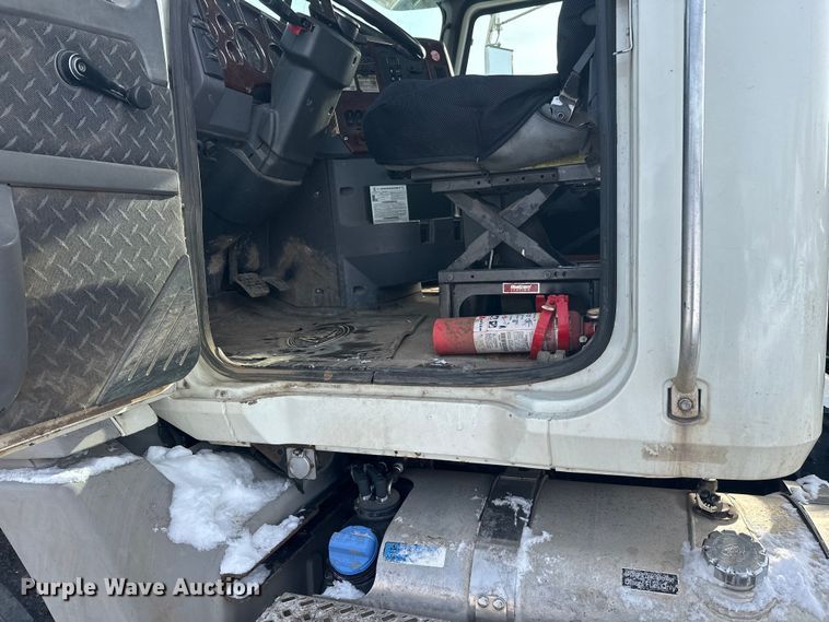 image for item DW4498 2013 Mack GU813 hook lift truck