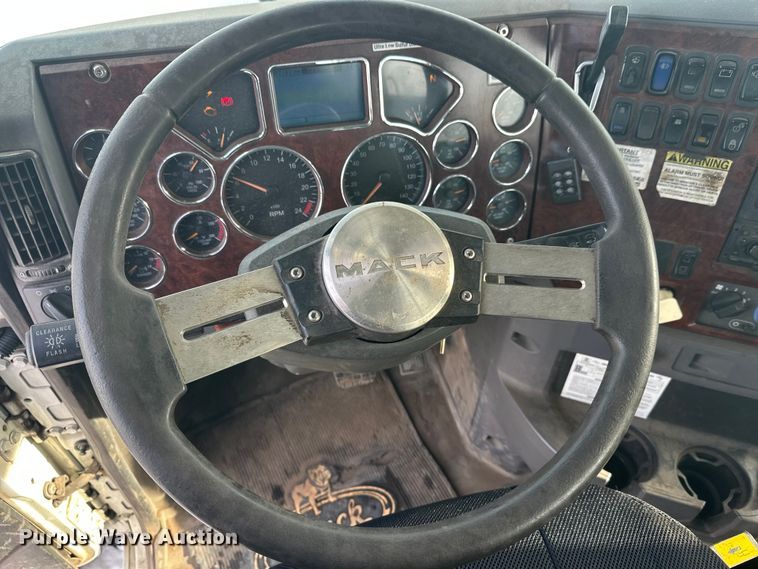 image for item DW4498 2013 Mack GU813 hook lift truck