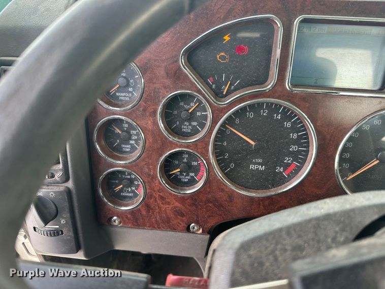 image for item DW4498 2013 Mack GU813 hook lift truck